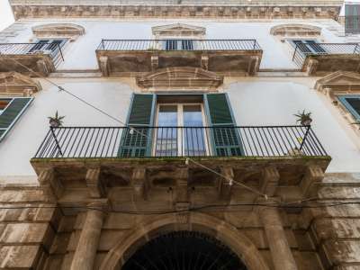 I piani superiori sono invece dotati di finestroni architravati e ampi balconi sorretti da mensoloni. Alla sommit� un cornicione aggettante delimita il terrazzo